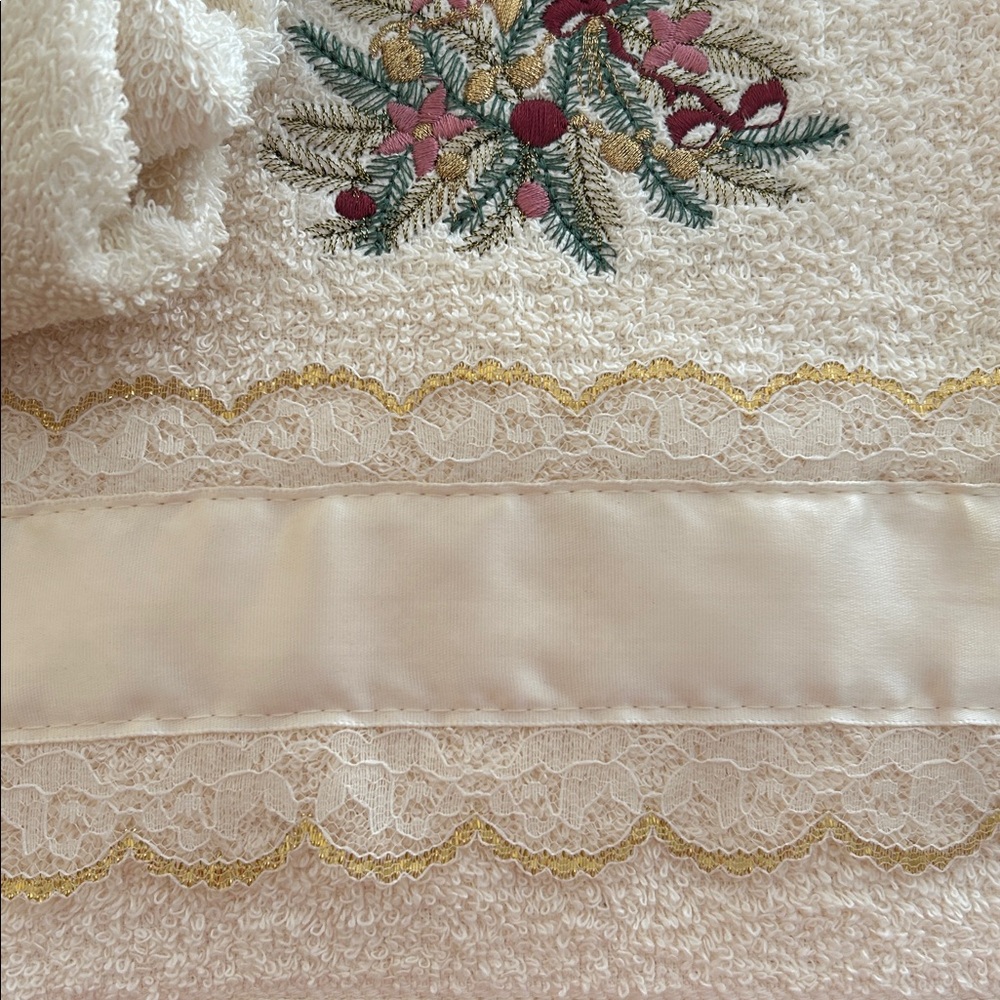 Macy’s Accents by Home Innovations Christmas fancy guest bath and hand towel set - Picture 3 of 5